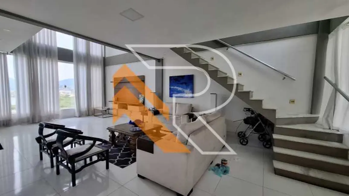 Casa com 4 quartos para alugar, 284m2 em Niteroi - RJ - imagem 4 Foto 4 de Casa com 4 quartos para alugar, 284m2 em Niteroi - RJ
