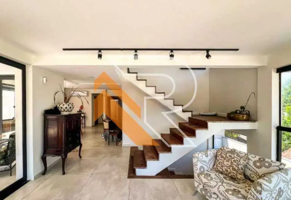 Casa com 4 quartos à venda, 290m2 em Niteroi - RJ - imagem 4 Foto 4 de Casa com 4 quartos à venda, 290m2 em Niteroi - RJ