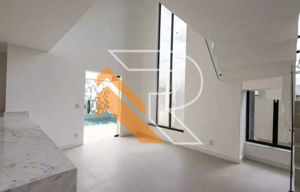 Casa com 3 quartos à venda, 242m2 em Niteroi - RJ - imagem 5 Foto 5 de Casa com 3 quartos à venda, 242m2 em Niteroi - RJ