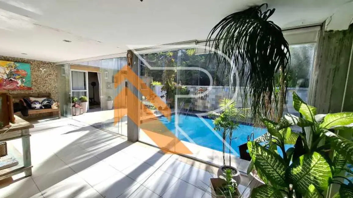 Casa com 5 quartos à venda, 350m2 em Niteroi - RJ - imagem 1 Foto 1 de Casa com 5 quartos à venda, 350m2 em Niteroi - RJ