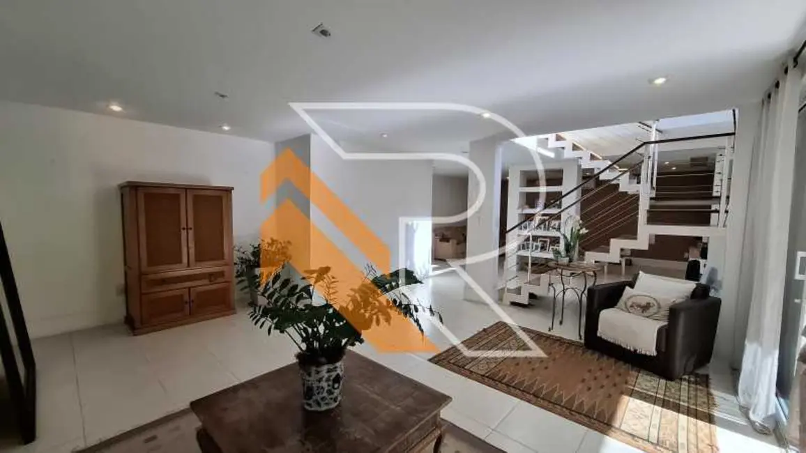 Casa com 5 quartos à venda, 350m2 em Niteroi - RJ - imagem 5 Foto 5 de Casa com 5 quartos à venda, 350m2 em Niteroi - RJ