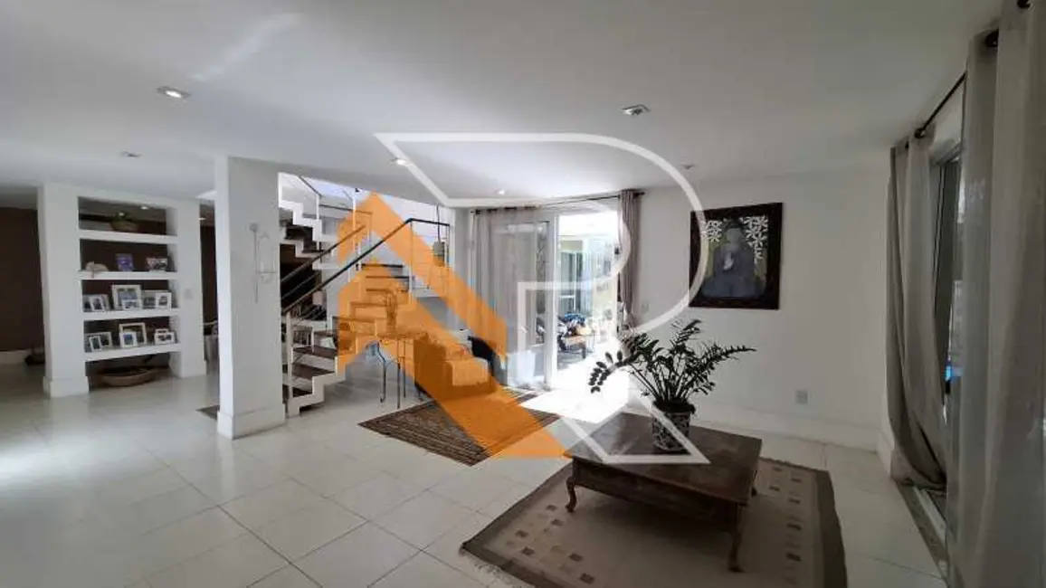 Casa com 5 quartos à venda, 350m2 em Niteroi - RJ - imagem 6 Foto 6 de Casa com 5 quartos à venda, 350m2 em Niteroi - RJ
