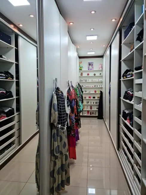 Casa com 5 quartos à venda, 1650m2 em Setor Habitacional Arniqueira (Águas Claras), Brasilia - DF - imagem 6 Foto 6 de Casa com 5 quartos à venda, 1650m2 em Setor Habitacional Arniqueira (Águas Claras), Brasilia - DF