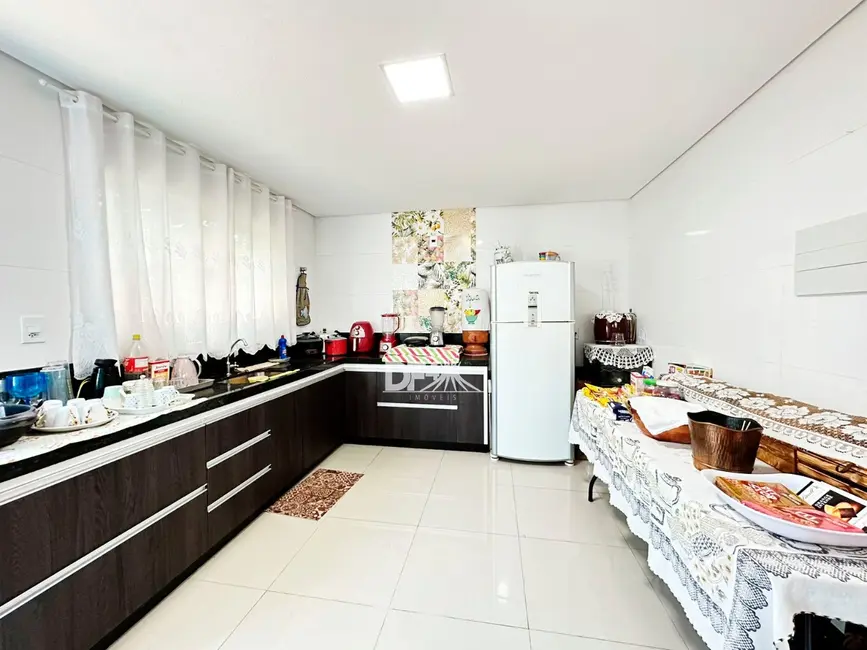 Casa com 4 quartos à venda, 261m2 em Setor Habitacional Arniqueira (Águas Claras), Brasilia - DF - imagem 3 Foto 3 de Casa com 4 quartos à venda, 261m2 em Setor Habitacional Arniqueira (Águas Claras), Brasilia - DF