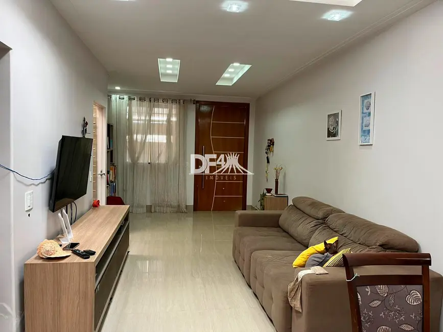 Foto 2 de Casa com 4 quartos à venda, 200m2 em Guará I, Brasilia - DF