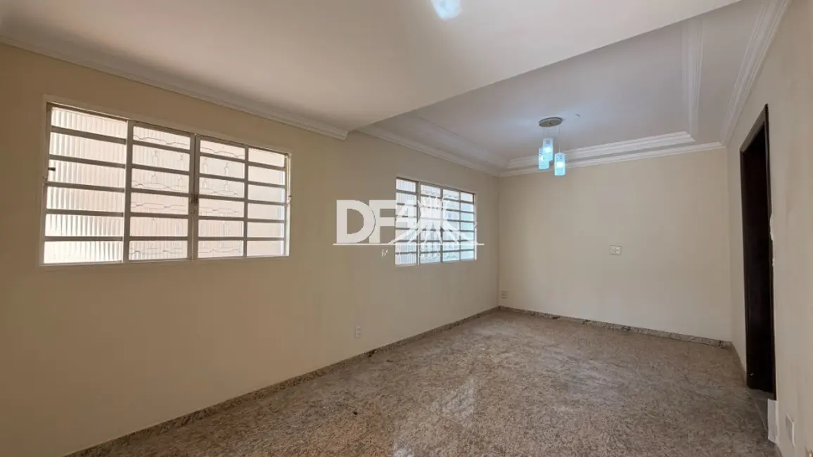 Foto 2 de Casa com 4 quartos para alugar, 250m2 em Taguatinga Norte (Taguatinga), Brasilia - DF