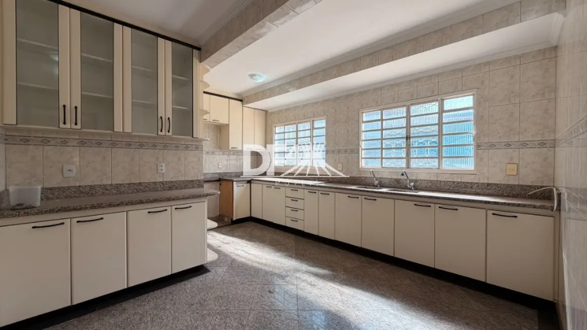 Foto 4 de Casa com 4 quartos para alugar, 250m2 em Taguatinga Norte (Taguatinga), Brasilia - DF