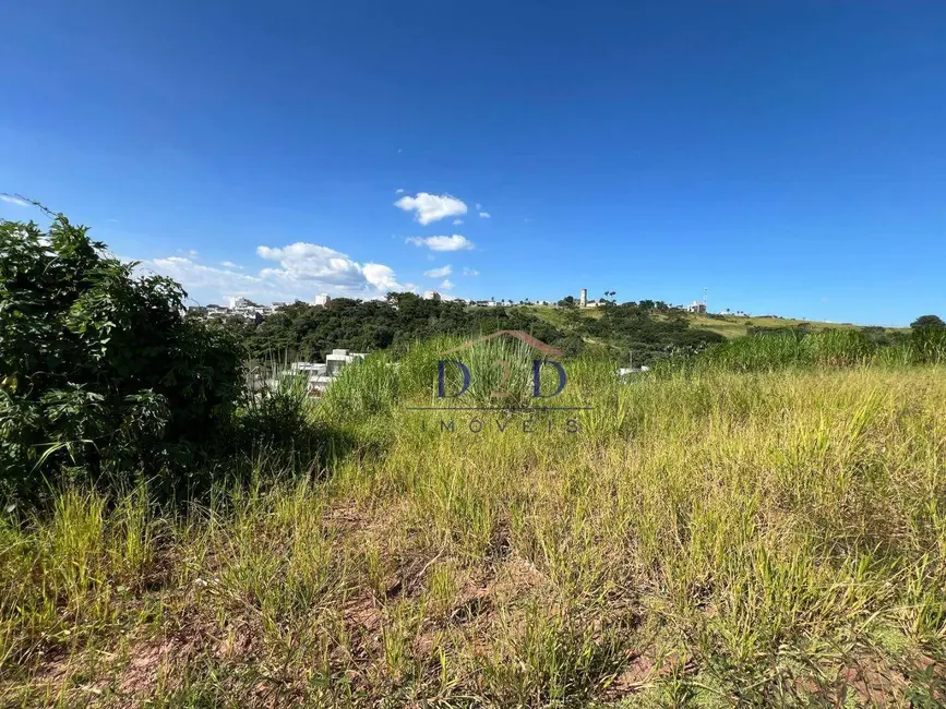 Foto 1 de Terreno / Lote à venda, 179m2 em Atibaia - SP