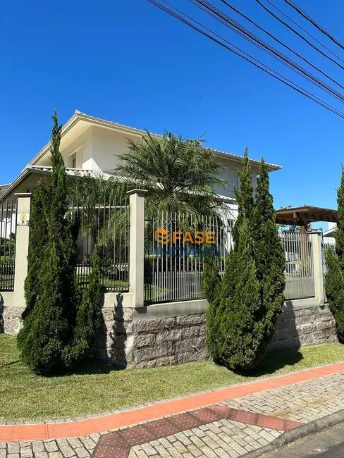 Foto 2 de Casa com 3 quartos à venda, 150m2 em Comerciário, Criciuma - SC