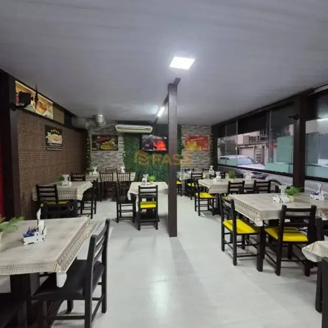 Foto 1 de Loja à venda, 120m2 em Meia Praia, Itapema - SC