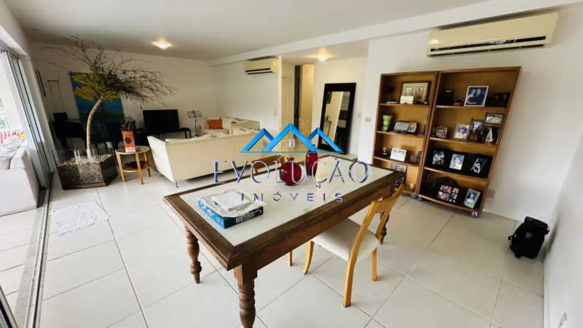 Apartamento com 4 quartos à venda, 227m2 em Rio De Janeiro - RJ - imagem 2 Foto 2 de Apartamento com 4 quartos à venda, 227m2 em Rio De Janeiro - RJ