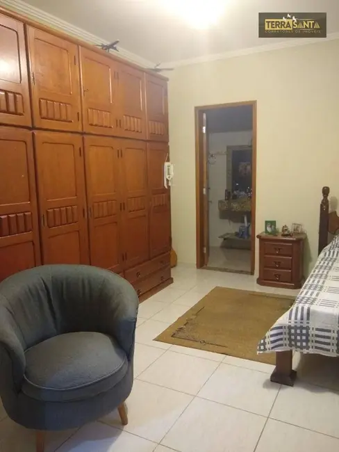 Foto 2 de Casa com 3 quartos à venda, 300m2 em Guaratingueta - SP