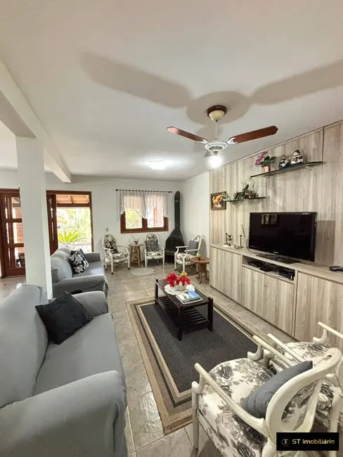 Chácara com 4 quartos à venda, 1210m2 em Piracaia - SP - imagem 6 Foto 6 de Chácara com 4 quartos à venda, 1210m2 em Piracaia - SP