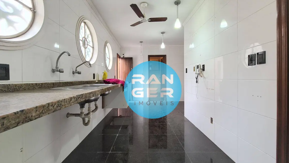 Casa com 5 quartos para alugar, 300m2 em Ponta da Praia, Santos - SP - imagem 9 Foto 9 de Casa com 5 quartos para alugar, 300m2 em Ponta da Praia, Santos - SP