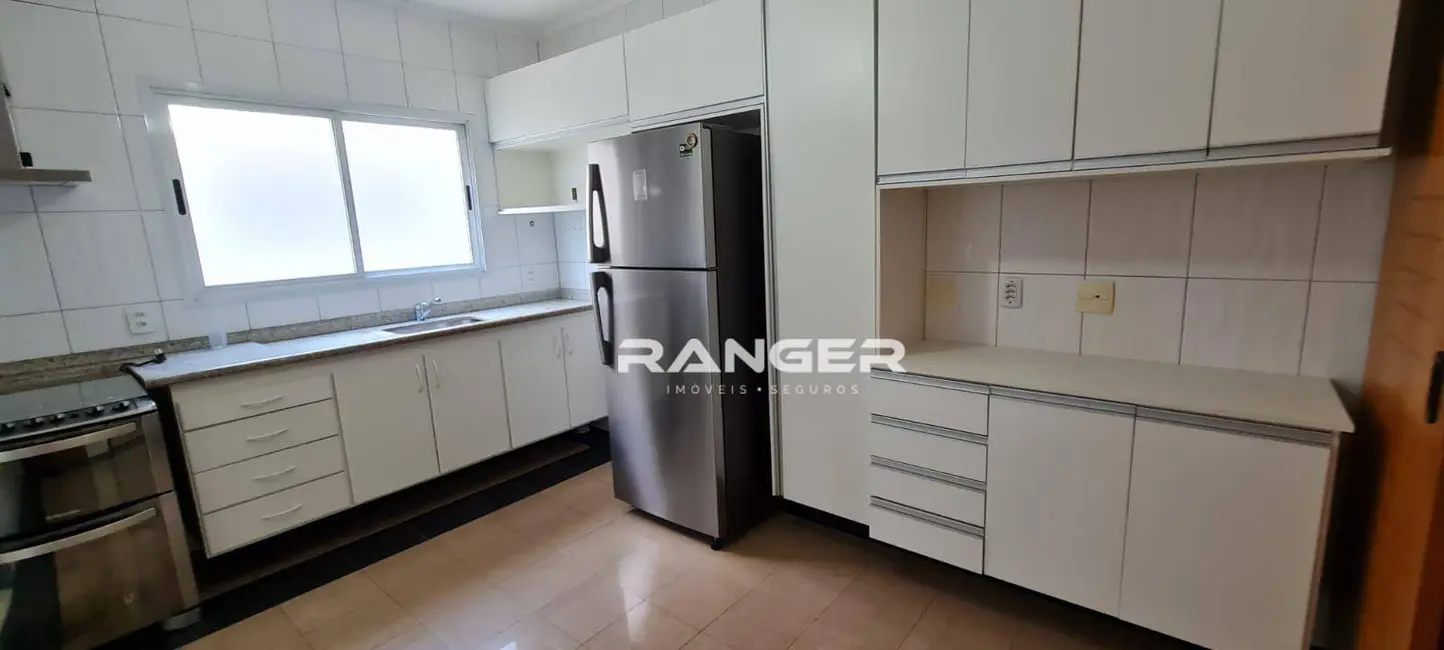 Apartamento com 2 quartos para alugar, 155m2 em Macuco, Santos - SP - imagem 3 Foto 3 de Apartamento com 2 quartos para alugar, 155m2 em Macuco, Santos - SP