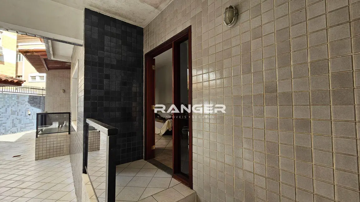 Casa com 4 quartos à venda e para alugar, 250m2 em Gonzaga, Santos - SP - imagem 5 Foto 5 de Casa com 4 quartos à venda e para alugar, 250m2 em Gonzaga, Santos - SP