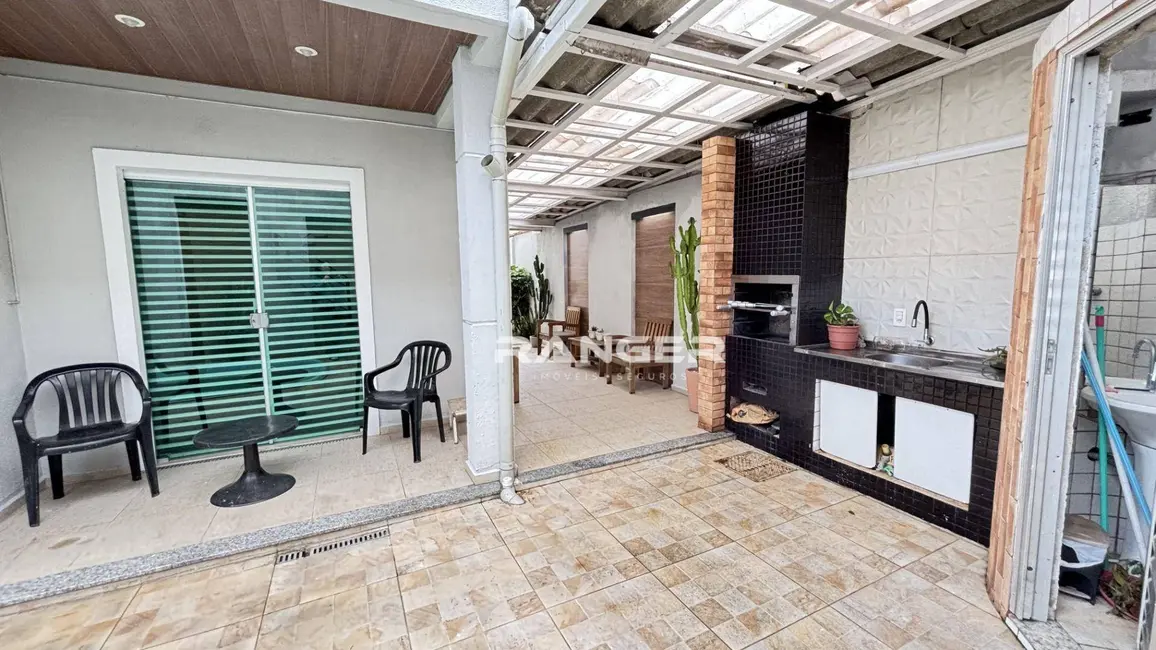 Foto 1 de Casa com 5 quartos à venda, 280m2 em Marapé, Santos - SP