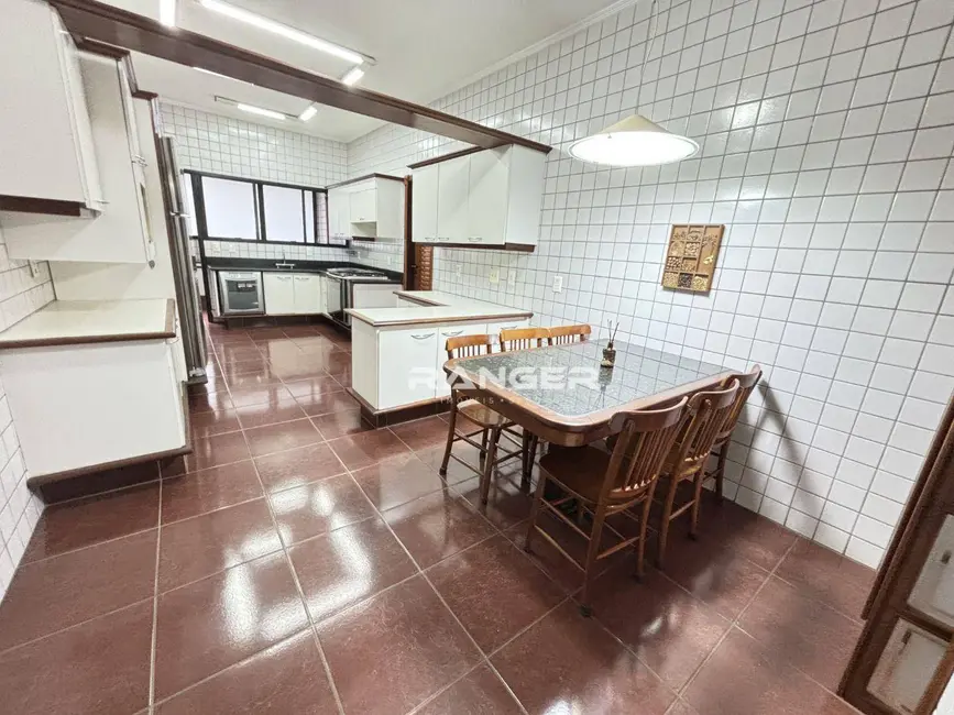 Apartamento com 3 quartos para alugar, 330m2 em Pompéia, Santos - SP - imagem 7 Foto 7 de Apartamento com 3 quartos para alugar, 330m2 em Pompéia, Santos - SP