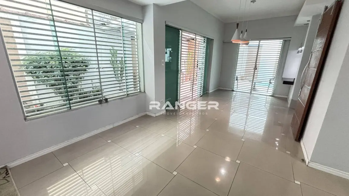 Casa com 3 quartos para alugar, 149m2 em Marapé, Santos - SP - imagem 2 Foto 2 de Casa com 3 quartos para alugar, 149m2 em Marapé, Santos - SP
