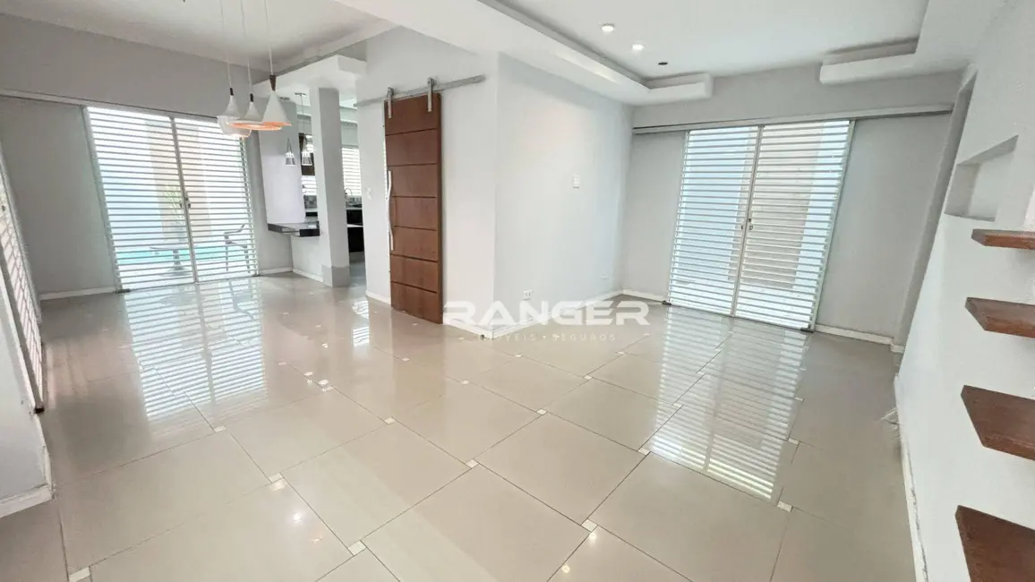 Casa com 3 quartos para alugar, 149m2 em Marapé, Santos - SP - imagem 1 Foto 1 de Casa com 3 quartos para alugar, 149m2 em Marapé, Santos - SP