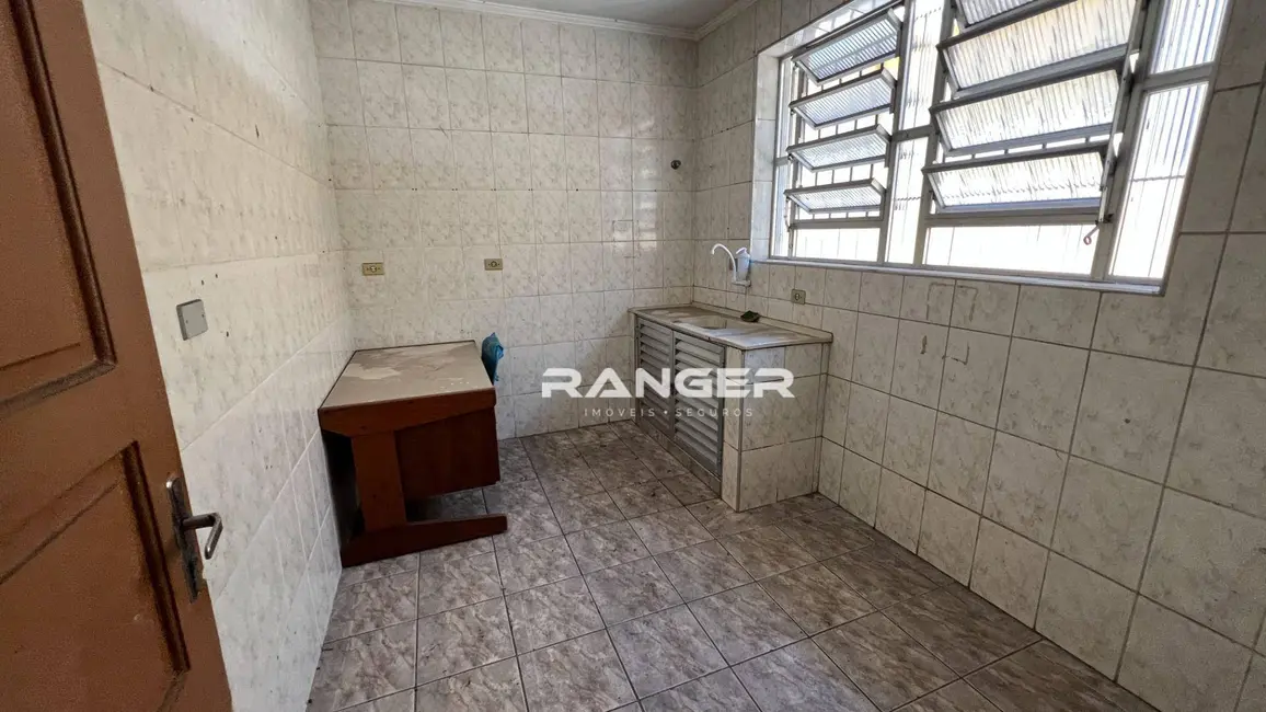 Foto 10 de Casa à venda, 220m2 em Chico de Paula, Santos - SP