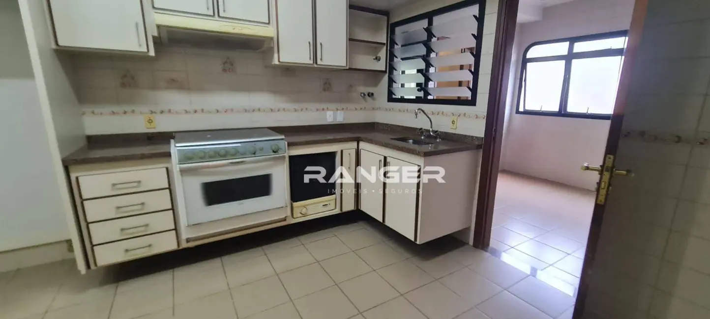 Apartamento com 3 quartos à venda, 225m2 em Gonzaga, Santos - SP - imagem 8 Foto 8 de Apartamento com 3 quartos à venda, 225m2 em Gonzaga, Santos - SP