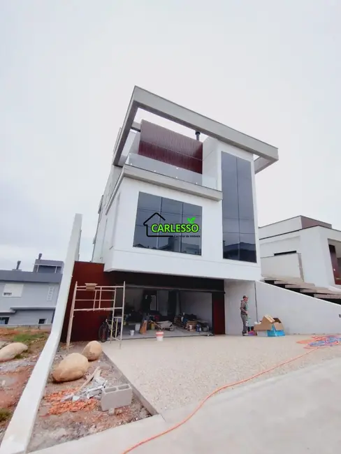 Casa com 3 quartos à venda, 300m2 em Tomazetti, Santa Maria - RS - imagem 2 Foto 2 de Casa com 3 quartos à venda, 300m2 em Tomazetti, Santa Maria - RS