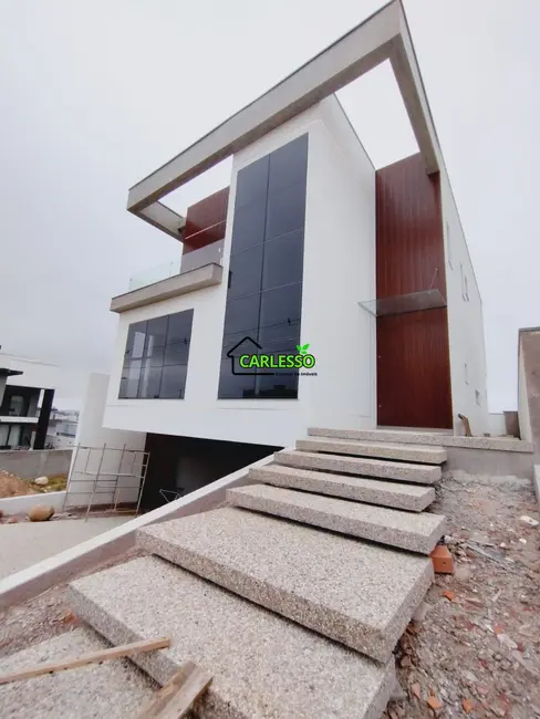 Casa com 3 quartos à venda, 300m2 em Tomazetti, Santa Maria - RS - imagem 3 Foto 3 de Casa com 3 quartos à venda, 300m2 em Tomazetti, Santa Maria - RS