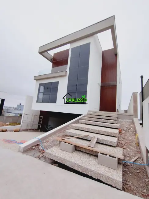Casa com 3 quartos à venda, 300m2 em Tomazetti, Santa Maria - RS - imagem 1 Foto 1 de Casa com 3 quartos à venda, 300m2 em Tomazetti, Santa Maria - RS