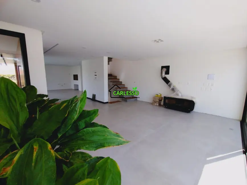 Casa com 3 quartos à venda, 251m2 em Tomazetti, Santa Maria - RS - imagem 8 Foto 8 de Casa com 3 quartos à venda, 251m2 em Tomazetti, Santa Maria - RS