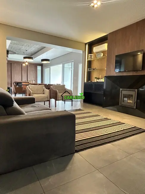 Foto 5 de Casa com 4 quartos à venda, 360m2 em São José, Santa Maria - RS