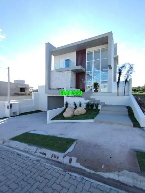 Foto 1 de Casa com 4 quartos à venda, 257m2 em Tomazetti, Santa Maria - RS