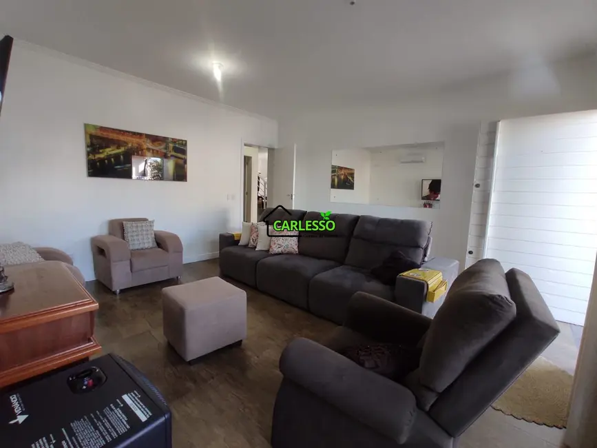 Casa com 3 quartos à venda, 205m2 em Juscelino Kubitschek, Santa Maria - RS - imagem 3 Foto 3 de Casa com 3 quartos à venda, 205m2 em Juscelino Kubitschek, Santa Maria - RS