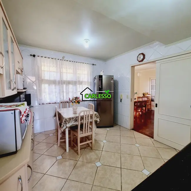 Casa com 3 quartos à venda, 231m2 em São José, Santa Maria - RS - imagem 5 Foto 5 de Casa com 3 quartos à venda, 231m2 em São José, Santa Maria - RS