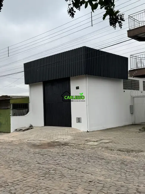 Armazém / Galpão com 1 quarto para alugar, 100m2 em Juscelino Kubitschek, Santa Maria - RS - imagem 1 Foto 1 de Armazém / Galpão com 1 quarto para alugar, 100m2 em Juscelino Kubitschek, Santa Maria - RS