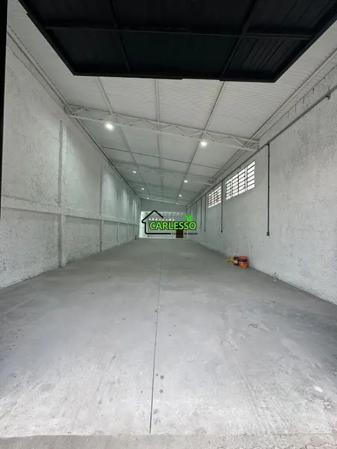 Armazém / Galpão com 1 quarto para alugar, 100m2 em Juscelino Kubitschek, Santa Maria - RS - imagem 4 Foto 4 de Armazém / Galpão com 1 quarto para alugar, 100m2 em Juscelino Kubitschek, Santa Maria - RS