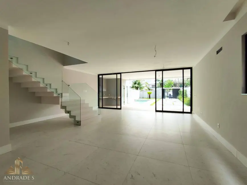 Casa de Condomínio com 5 quartos à venda, 380m2 em Barra da Tijuca, Rio De Janeiro - RJ - imagem 3 Foto 3 de Casa de Condomínio com 5 quartos à venda, 380m2 em Barra da Tijuca, Rio De Janeiro - RJ