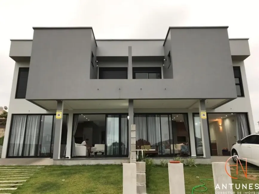 Foto 1 de Casa com 3 quartos à venda, 134m2 em Garopaba - SC