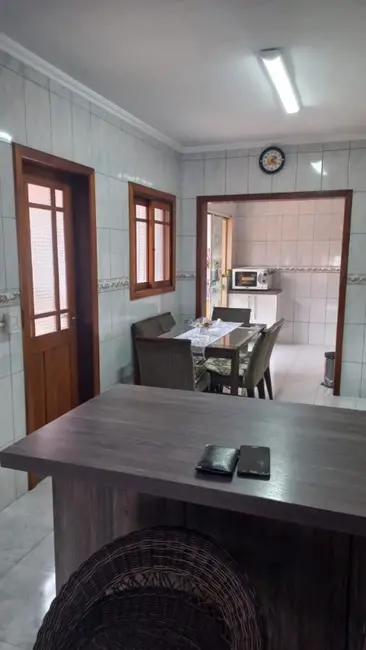 Casa com 3 quartos à venda, 131m2 em Cachoeirinha - RS - imagem 4 Foto 4 de Casa com 3 quartos à venda, 131m2 em Cachoeirinha - RS