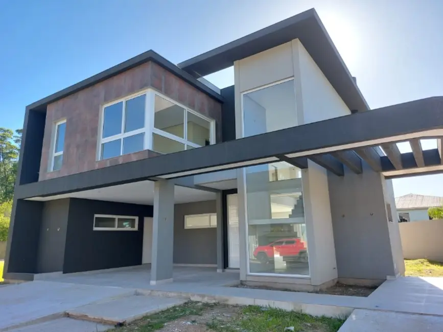 Casa com 3 quartos à venda, 269m2 em Cachoeirinha - RS - imagem 3 Foto 3 de Casa com 3 quartos à venda, 269m2 em Cachoeirinha - RS