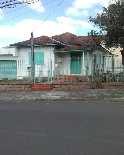 Foto 1 de Casa com 2 quartos à venda, 80m2 em Cachoeirinha - RS