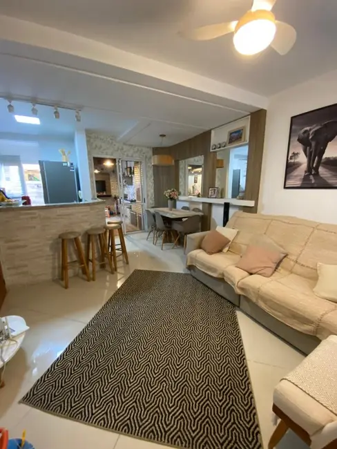 Casa com 2 quartos à venda, 73m2 em Cachoeirinha - RS - imagem 2 Foto 2 de Casa com 2 quartos à venda, 73m2 em Cachoeirinha - RS