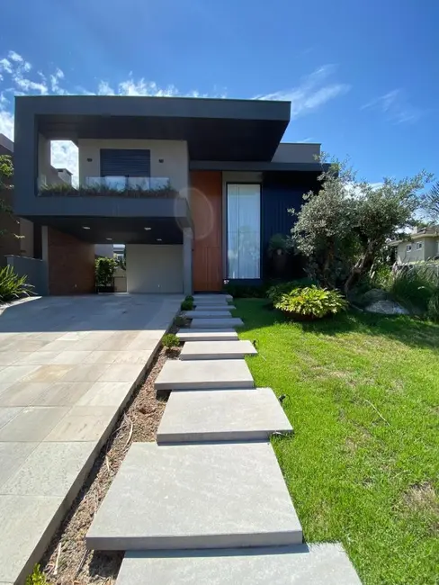 Foto 2 de Casa com 3 quartos à venda, 311m2 em Cachoeirinha - RS