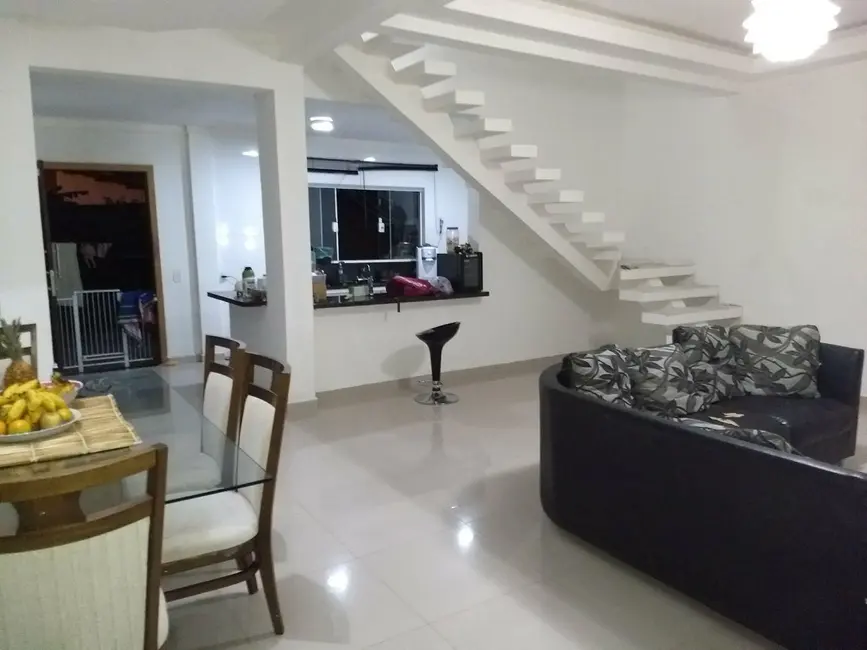 Sobrado com 5 quartos à venda, 380m2 em Martim de Sá, Caraguatatuba - SP - imagem 3 Foto 3 de Sobrado com 5 quartos à venda, 380m2 em Martim de Sá, Caraguatatuba - SP