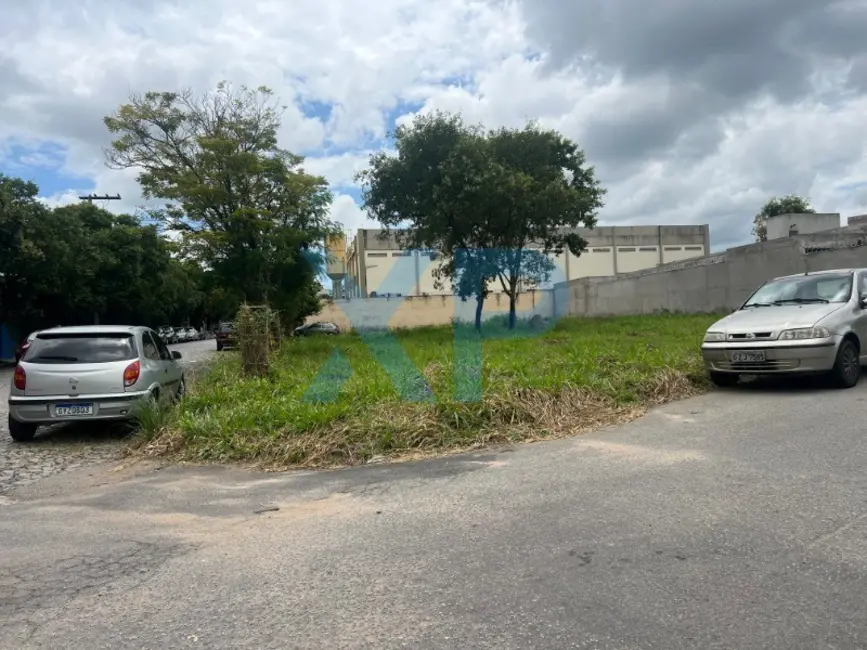 Foto 1 de Terreno / Lote à venda, 700m2 em Divinopolis - MG