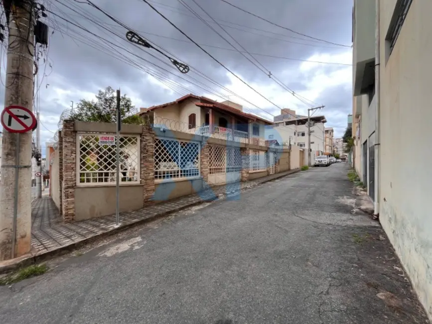 Casa com 4 quartos à venda, 270m2 em Centro, Divinopolis - MG - imagem 3 Foto 3 de Casa com 4 quartos à venda, 270m2 em Centro, Divinopolis - MG