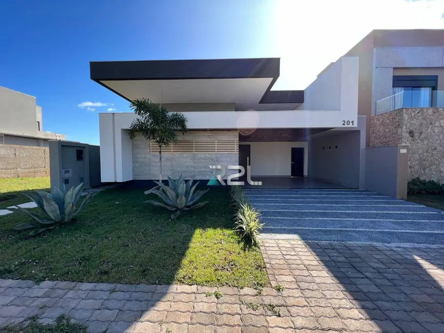 Foto 1 de Casa de Condomínio com 3 quartos à venda, 374m2 em Jardim Montevidéu, Campo Grande - MS
