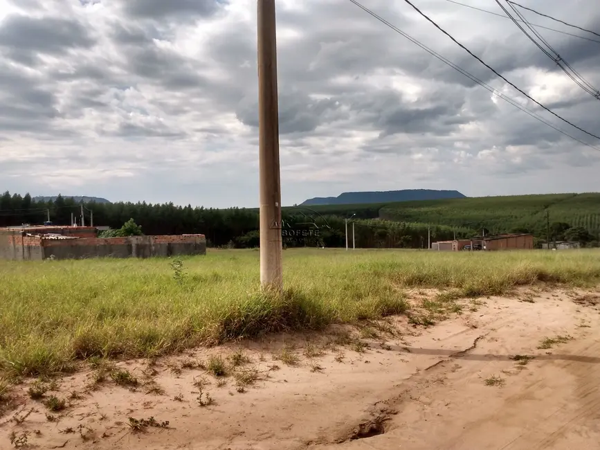 Foto 1 de Terreno / Lote à venda, 600m2 em Bofete - SP