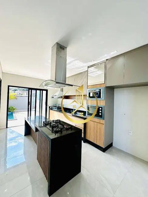 Casa com 3 quartos à venda, 300m2 em Pouso Alegre - MG - imagem 8 Foto 8 de Casa com 3 quartos à venda, 300m2 em Pouso Alegre - MG