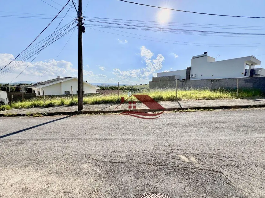 Foto 1 de Terreno / Lote à venda, 431m2 em Colinas de Santa Bárbara, Pouso Alegre - MG